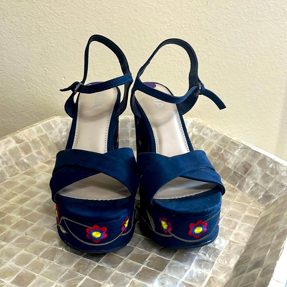 Mia navy blue wedge heel. Size 8.5. 4.5in heel with 1.5in platform.